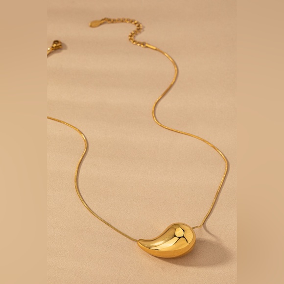 Gold sideway tear drop pendant dainty chic necklace - Picture 4 of 5